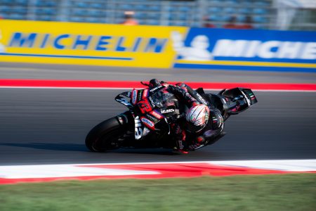 Marco Bezzecchi mit der Startnummer 72 in Schräglage auf der Aprilia RS-GP vor der Michelin-Bande – MotoGP Indonesien-GP Mandalika 2026