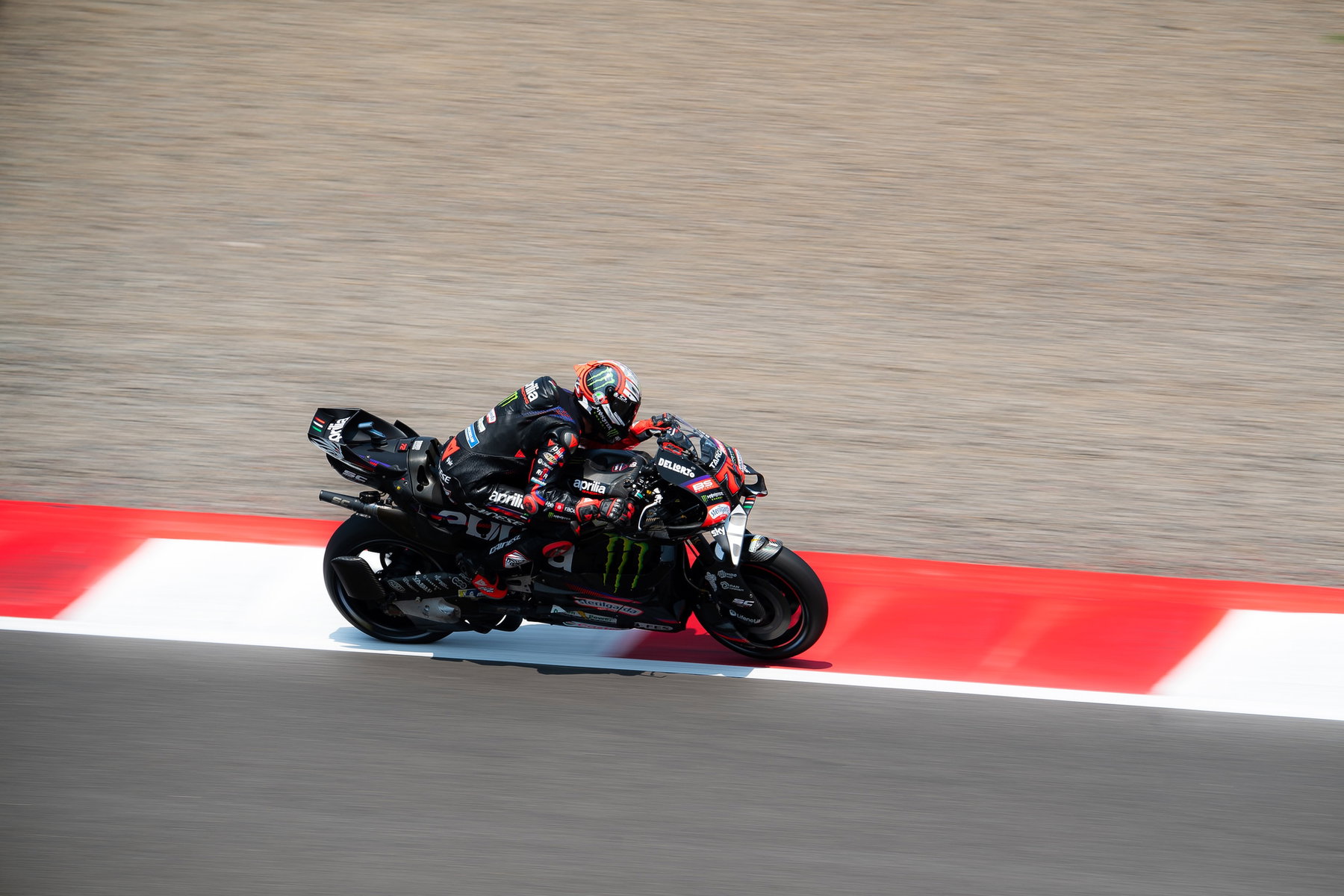 Aprilia-Vierfachsieg in Mandalika: Bezzecchi gewinnt, Martin führt wieder 7 Marco Bezzecchi auf der Aprilia RS-GP über den rot-weißen Randstein, mitgezogener Hintergrund – MotoGP Indonesien-GP Mandalika 2026
