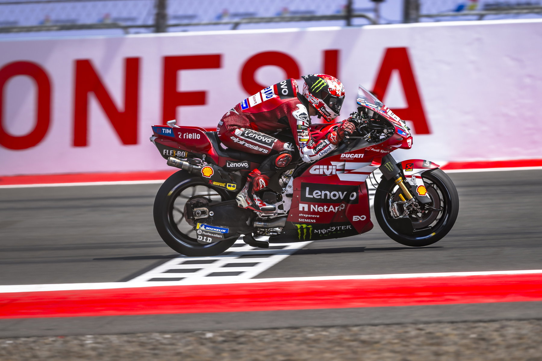 Aprilia-Vierfachsieg in Mandalika: Bezzecchi gewinnt, Martin führt wieder 5 Francesco Bagnaia auf der Ducati Desmosedici GP26 vor der Indonesia-Bande auf der Start-Ziel-Geraden – MotoGP Indonesien-GP Mandalika 2026
