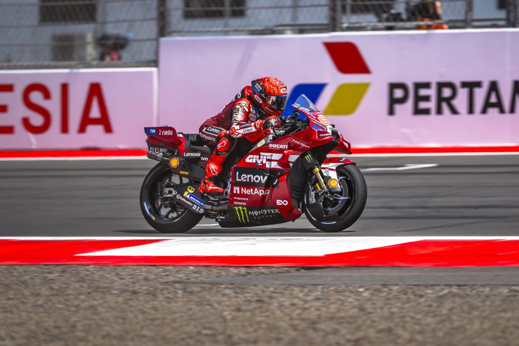 Marc Marquez in Schräglage auf der Ducati Desmosedici GP26 vor der Pertamina-Bande – MotoGP Indonesien-GP Mandalika 2026