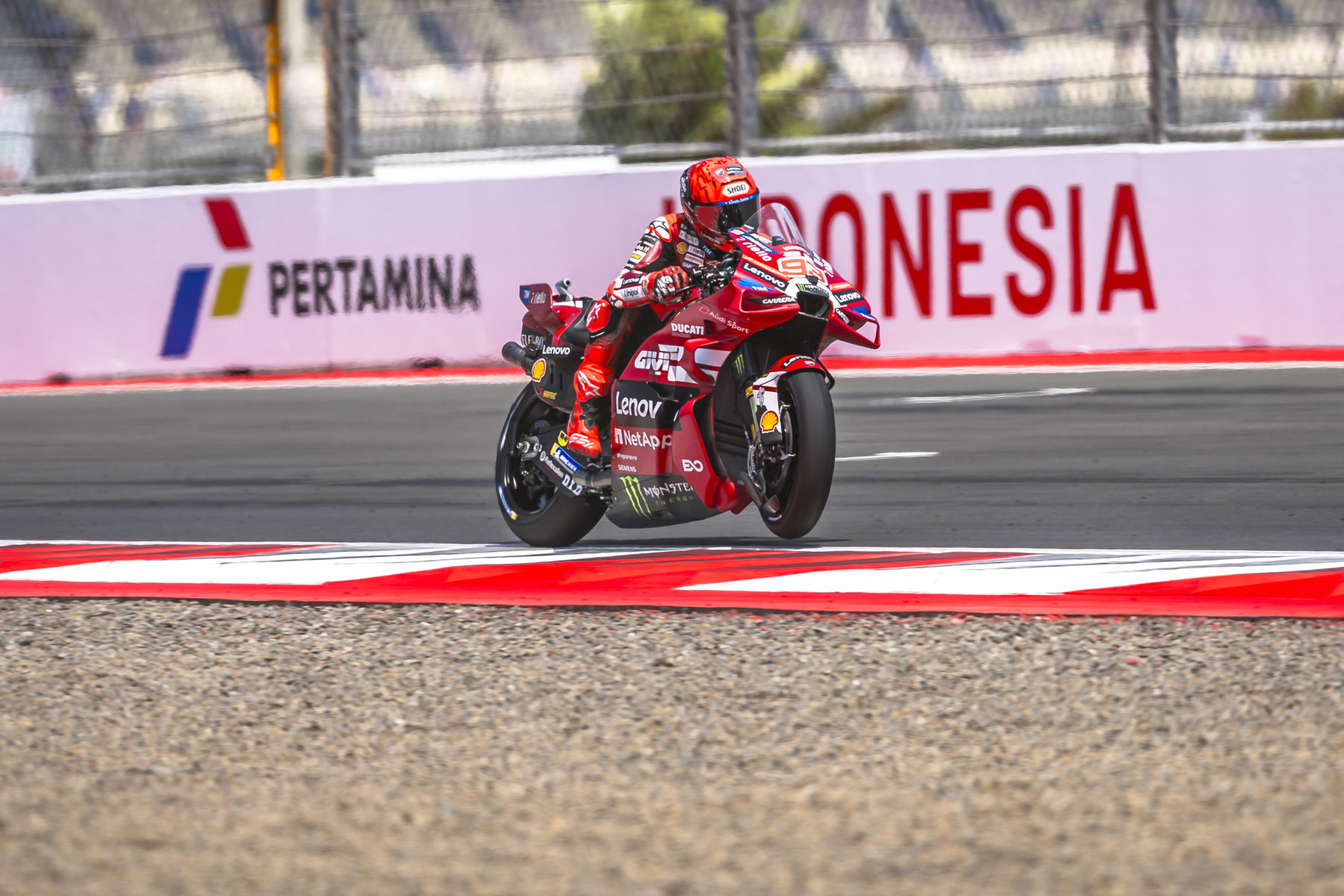 Aprilia erwägt Stallorder für Martin: Was das für Bezzecchi bedeutet 6 Marc Marquez am Kurvenausgang auf der Ducati Desmosedici GP26 vor der Pertamina-Bande – MotoGP Indonesien-GP Mandalika 2026