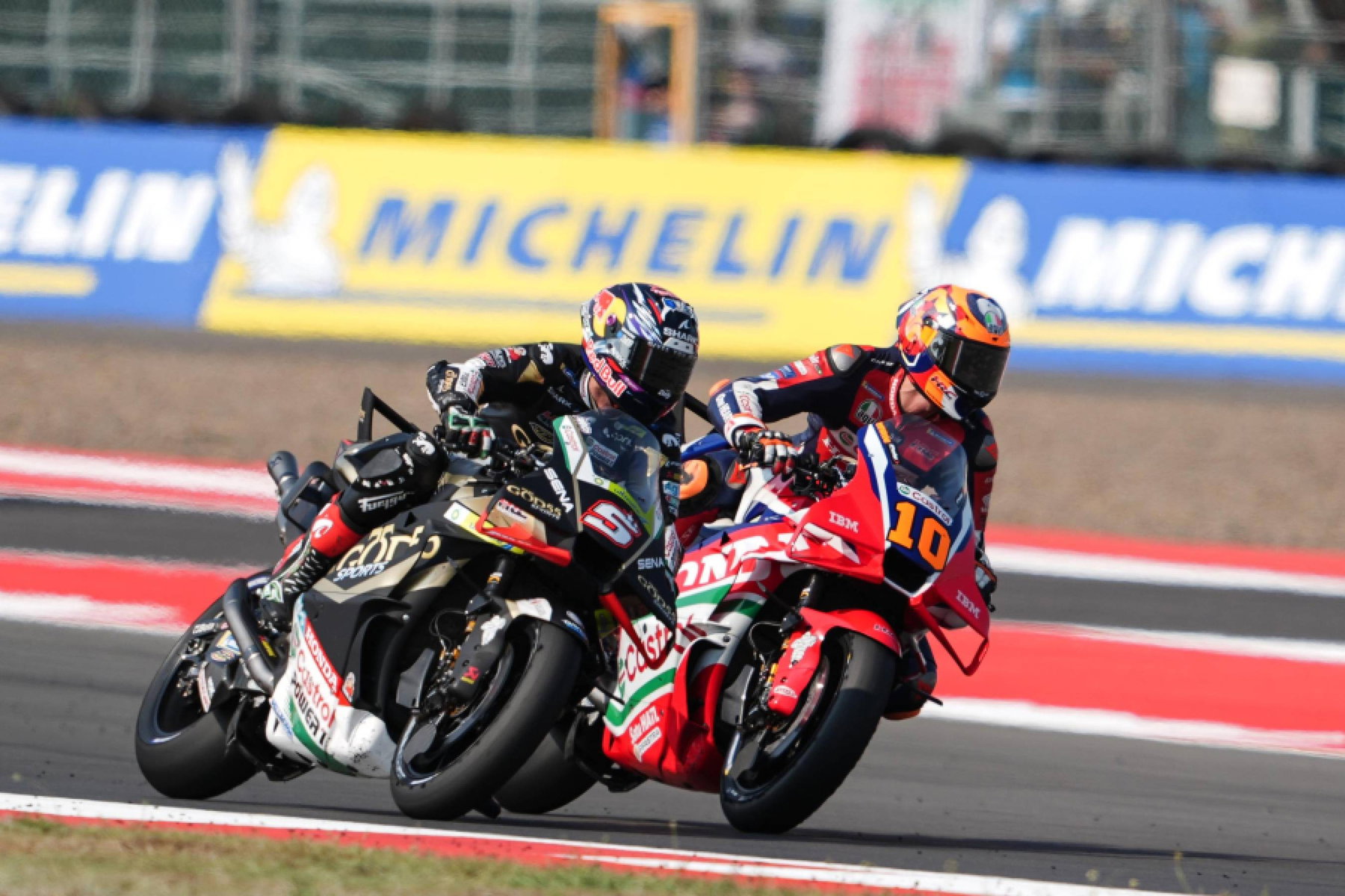 Luca Marini mit der Startnummer 10 im Zweikampf mit Johann Zarco vor der Michelin-Bande – MotoGP Indonesien-GP Mandalika 2026