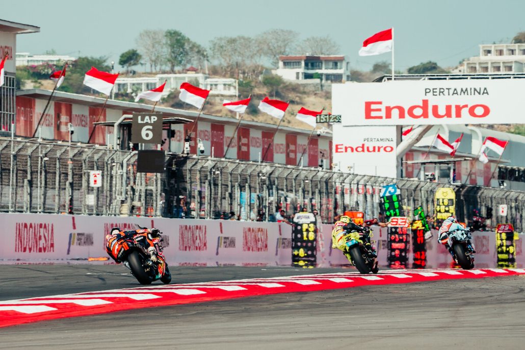 Pedro Acosta auf der KTM RC16 auf der Start-Ziel-Geraden in Runde 6 vor indonesischen Flaggen – MotoGP Indonesien-GP Mandalika 2026