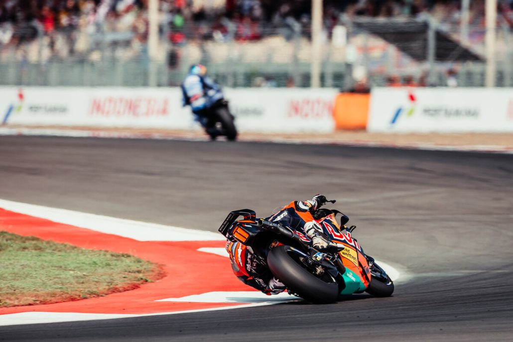 Pedro Acosta in Schräglage auf der KTM RC16 am rot-weißen Randstein – MotoGP Indonesien-GP Mandalika 2026