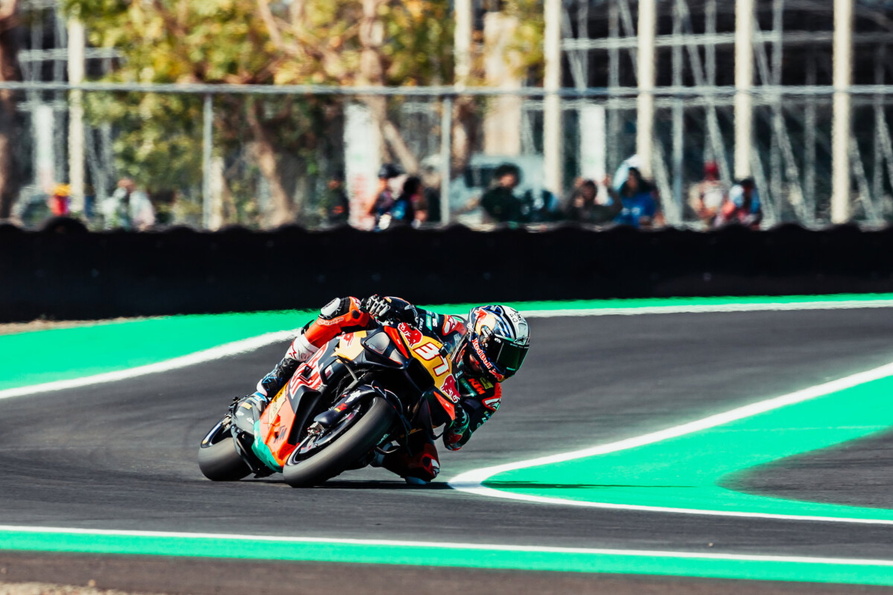 Pedro Acosta auf der KTM RC16 in Schräglage am grünen Randstein – MotoGP Indonesien-GP Mandalika 2026