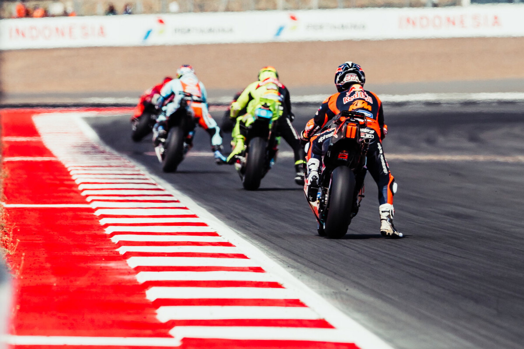 Aprilia-Vierfachsieg in Mandalika: Bezzecchi gewinnt, Martin führt wieder 4 Pedro Acosta auf der KTM RC16 folgt einer Gruppe über den rot-weißen Randstein – MotoGP Indonesien-GP Mandalika 2026