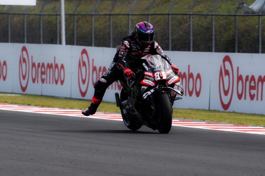 Marquez Wins at Motegi: Martin's Championship Lead Shrinks to Two Points 1 Jorge Martin beim Trainingsstart auf der schwarzen Aprilia RS-GP mit der Startnummer 89 vor der Brembo-Bande – MotoGP Japan-GP Motegi 2026