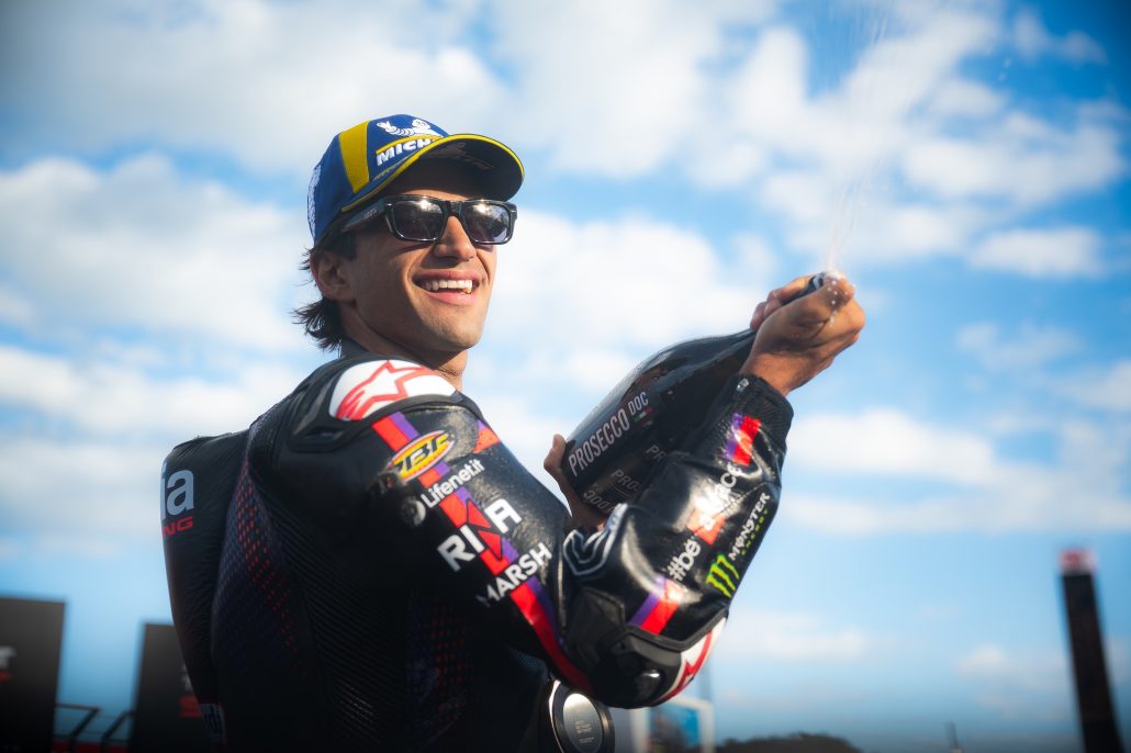 MotoGP Motegi: Martin Stands No Chance, Marquez Sends a Lookalike to the Kart Race 5 Jorge Martin mit Cap und Sonnenbrille versprüht Prosecco auf dem Sprint-Podium – MotoGP Japan-GP Motegi 2026