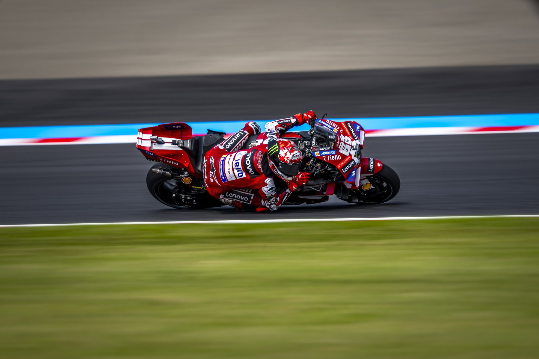 MotoGP Motegi: Why Michelin Scraps the Soft and Only Recommends the Hard 2 Francesco Bagnaia in tiefer Schräglage auf der Ducati Desmosedici GP26 – MotoGP Japan-GP Motegi 2026