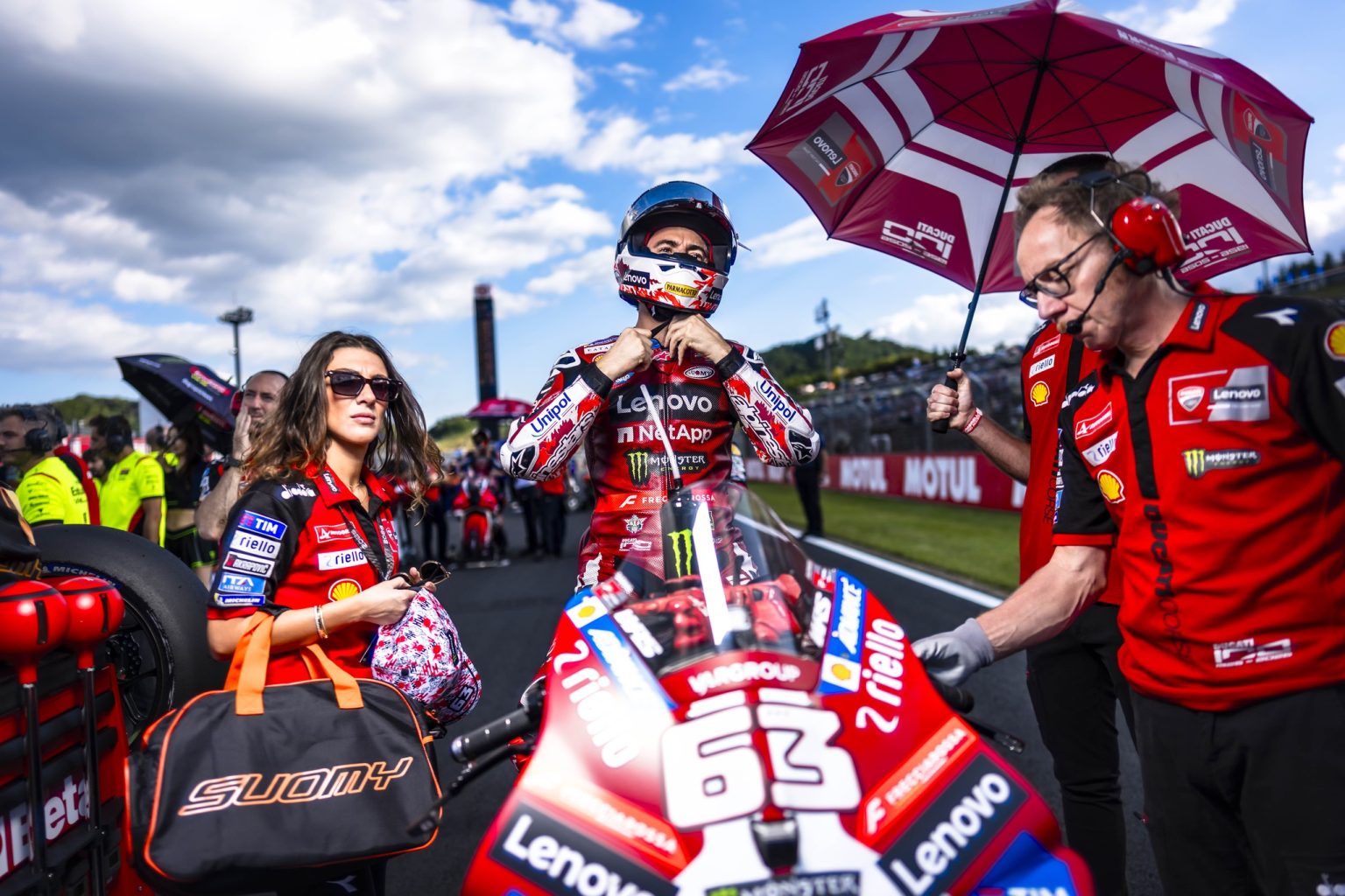 MotoGP Format 2027 Divides the Riders: Why They Have Little Say Francesco Bagnaia setzt den Helm auf, vor ihm seine Ducati mit Startnummer 63 in der Startaufstellung – MotoGP Japan-GP Motegi 2026