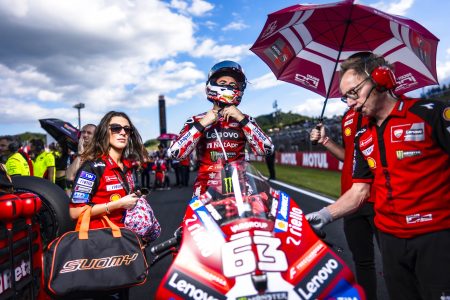 Francesco Bagnaia setzt den Helm auf, vor ihm seine Ducati mit Startnummer 63 in der Startaufstellung – MotoGP Japan-GP Motegi 2026