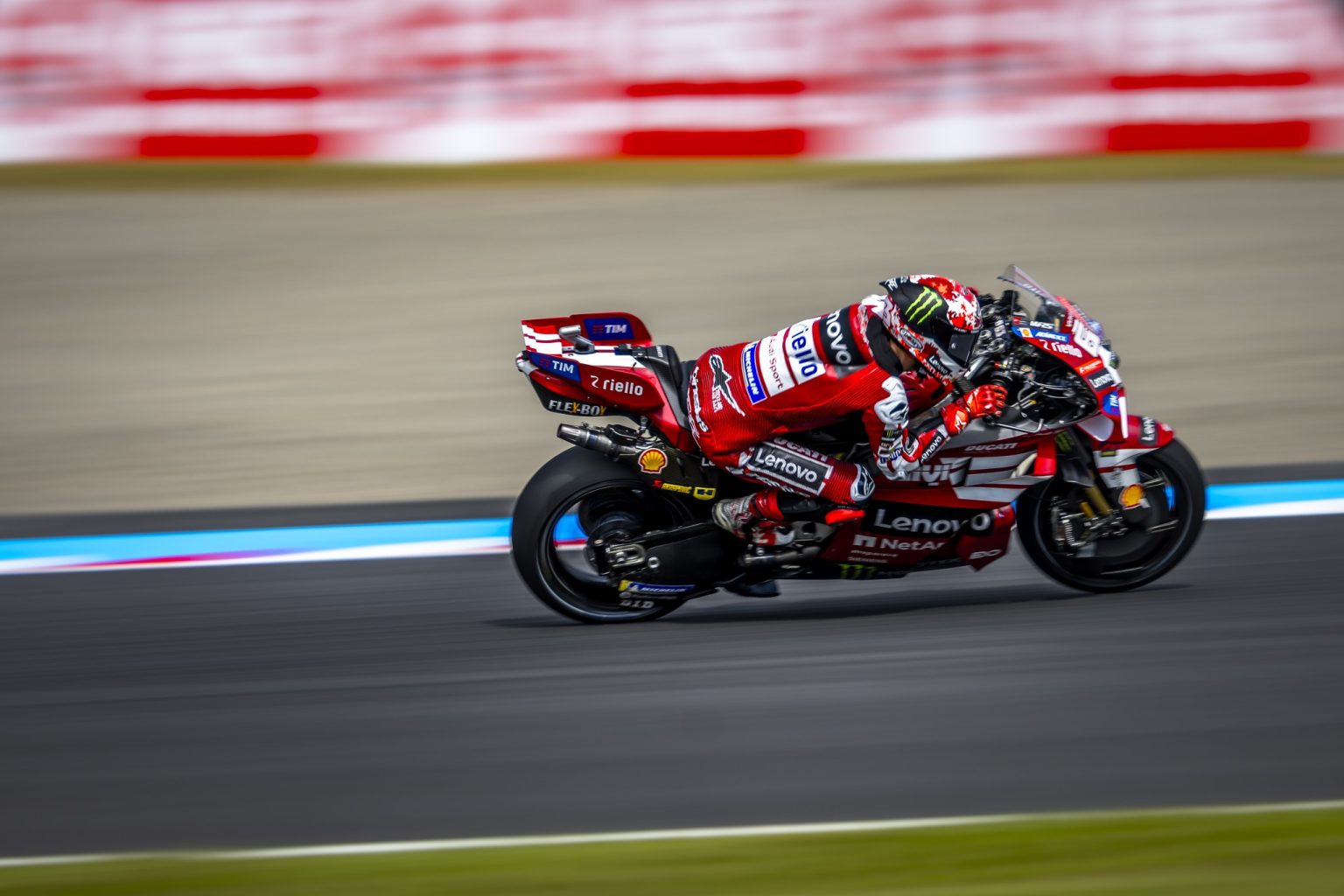 MotoGP Motegi: Why Michelin Scraps the Soft and Only Recommends the Hard Francesco Bagnaia als Mitzieher auf der Ducati Desmosedici GP26 – MotoGP Japan-GP Motegi 2026