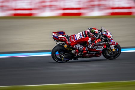 Francesco Bagnaia als Mitzieher auf der Ducati Desmosedici GP26 – MotoGP Japan-GP Motegi 2026