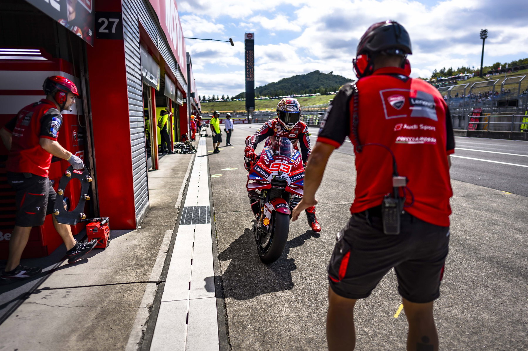 MotoGP Motegi: Why Michelin Scraps the Soft and Only Recommends the Hard 4 Marc Márquez fährt auf der Ducati vor der Box in der Boxengasse von Motegi an – MotoGP Japan-GP Motegi 2026