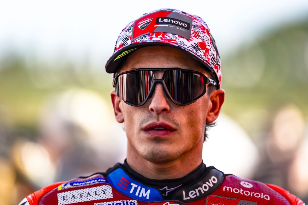 MotoGP Motegi: Martin Stands No Chance, Marquez Sends a Lookalike to the Kart Race 2 Marc Márquez mit Cap und Sonnenbrille in der Nahaufnahme – MotoGP Japan-GP Motegi 2026