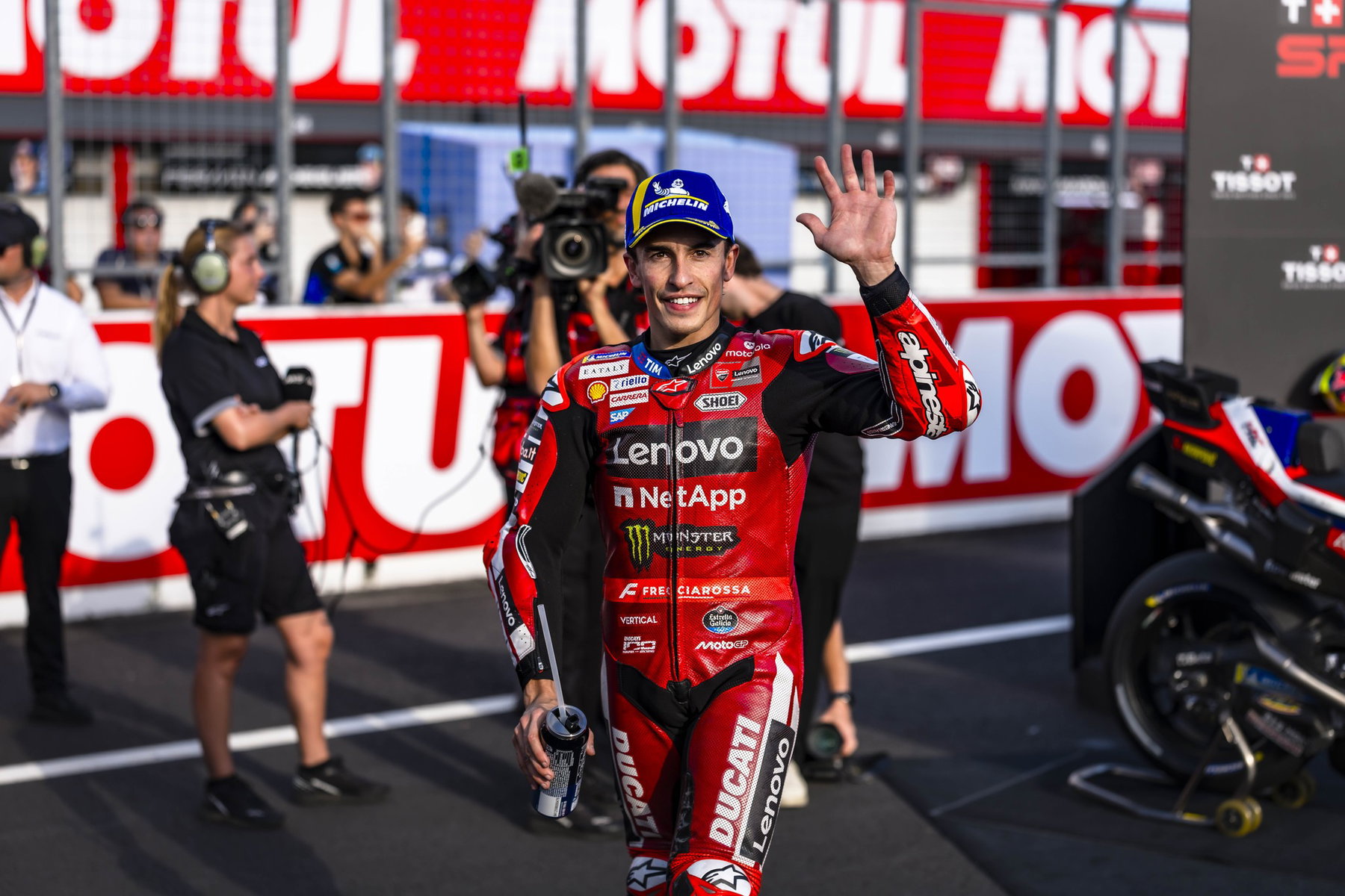 Marc Márquez winkt nach dem Sprintsieg im Parc fermé – MotoGP Japan-GP Motegi 2026