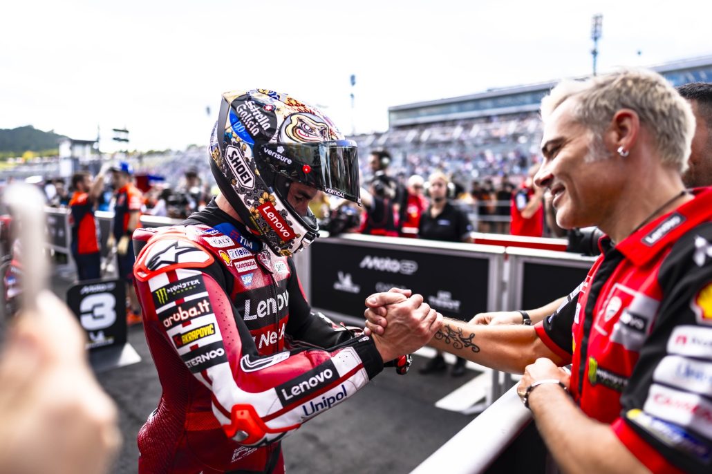Marquez Wins at Motegi: Martin's Championship Lead Shrinks to Two Points 4 Marc Márquez mit Helm im Handschlag mit einem Ducati-Teammitglied im Parc fermé – MotoGP Japan-GP Motegi 2026