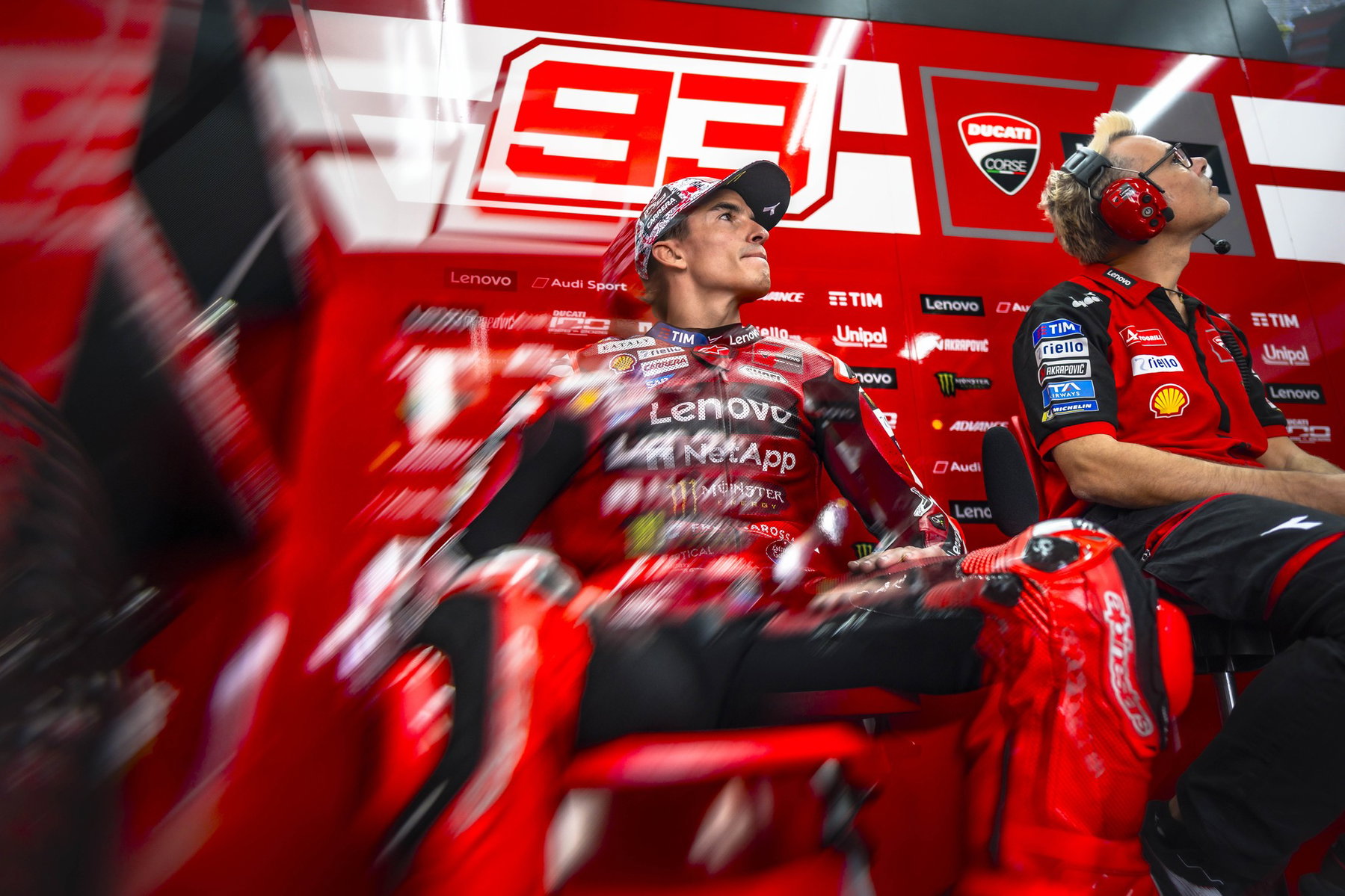 MotoGP Format 2027 Divides the Riders: Why They Have Little Say 5 Marc Márquez in der Box mit Ingenieur, Aufnahme mit Zoomeffekt – MotoGP Japan-GP Motegi 2026