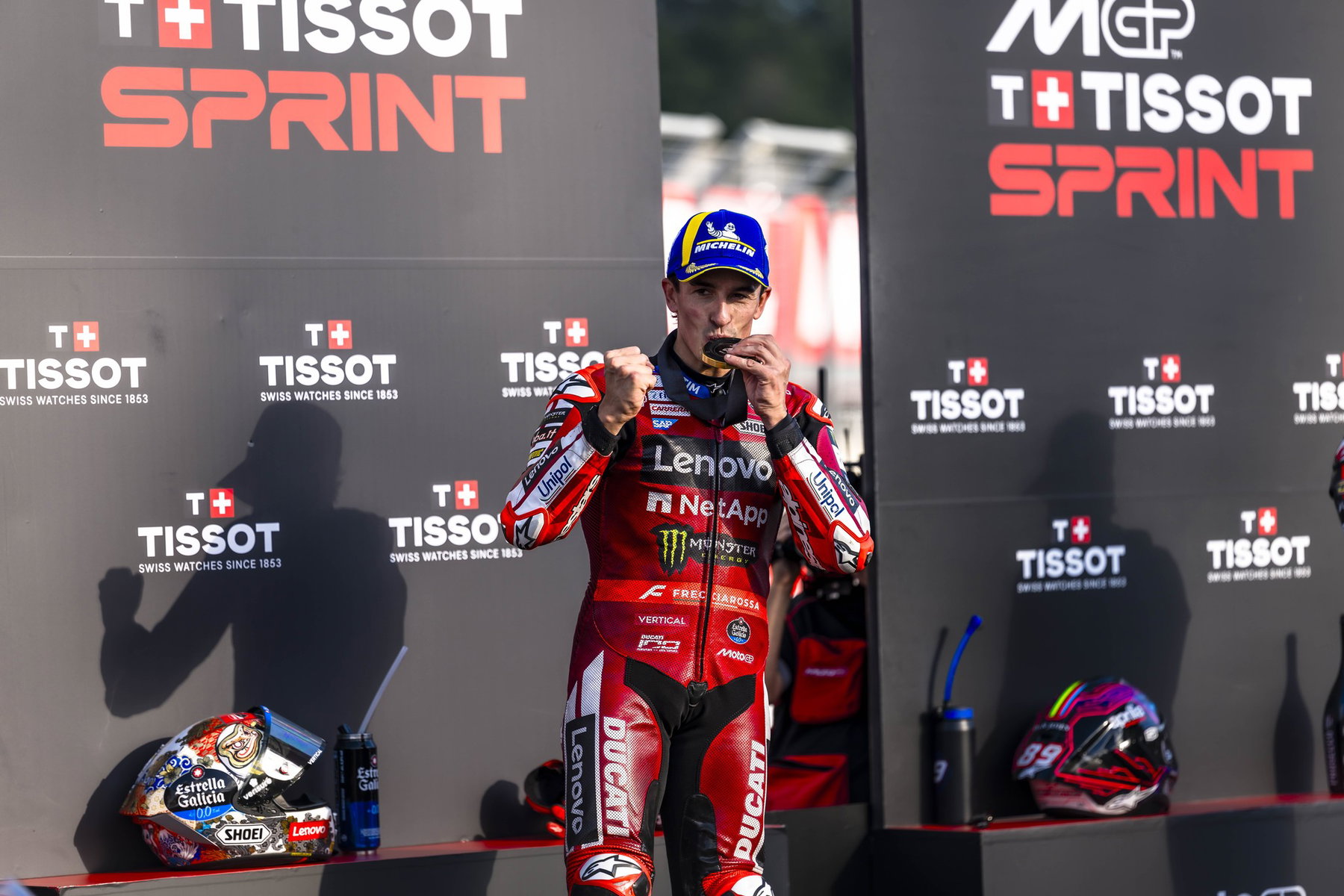 MotoGP Motegi: Why Michelin Scraps the Soft and Only Recommends the Hard 5 Marc Márquez beißt nach dem Sprintsieg vor der Tissot-Sprint-Wand in die Medaille – MotoGP Japan-GP Motegi 2026