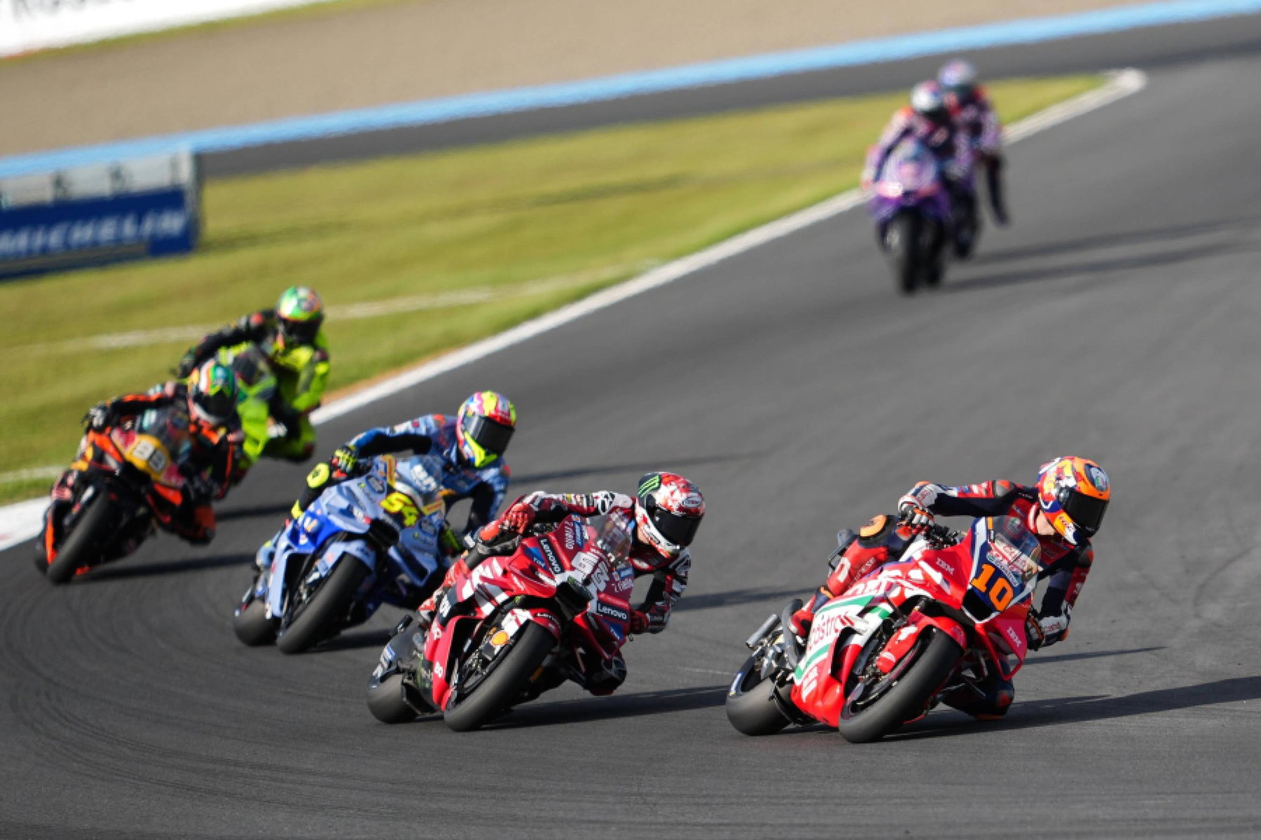 MotoGP Format 2027 Divides the Riders: Why They Have Little Say 1 Luca Marini führt auf der Honda RC213V eine Gruppe mit Ducati, Gresini-Ducati und KTM an – MotoGP Japan-GP Motegi 2026