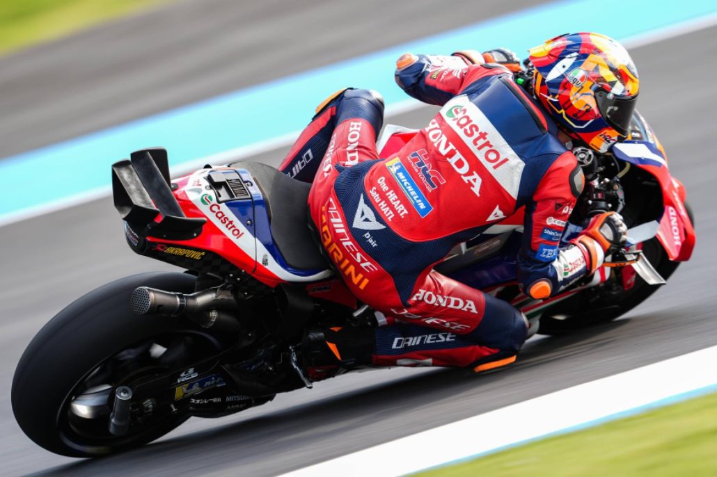 Luca Marini in tiefer Schräglage auf der Honda RC213V, Nahaufnahme von hinten – MotoGP Japan-GP Motegi 2026