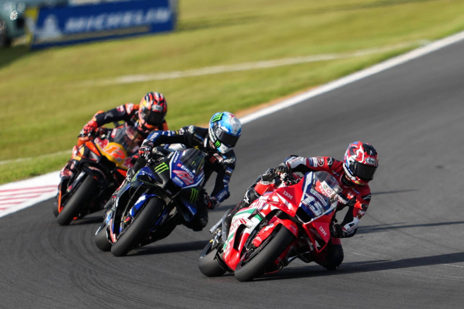 Marquez Wins at Motegi: Martin's Championship Lead Shrinks to Two Points 6 Somkiat Chantra führt auf der Honda RC213V eine Gruppe mit Yamaha und KTM an – MotoGP Japan-GP Motegi 2026