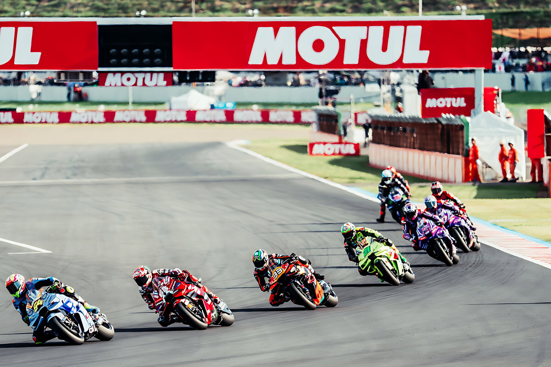 Brad Binder in einer Gruppe auf der Zielgeraden unter der Motul-Brücke – MotoGP Japan-GP Motegi 2026