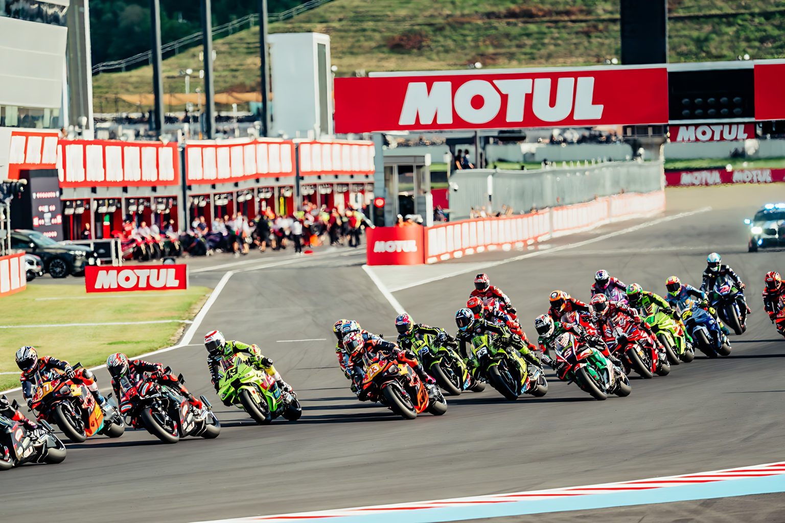 Start zum Sprint in Motegi mit Enea Bastianini auf der KTM RC16 im dichten Feld vor der Motul-Brücke – MotoGP Japan-GP Motegi 2026