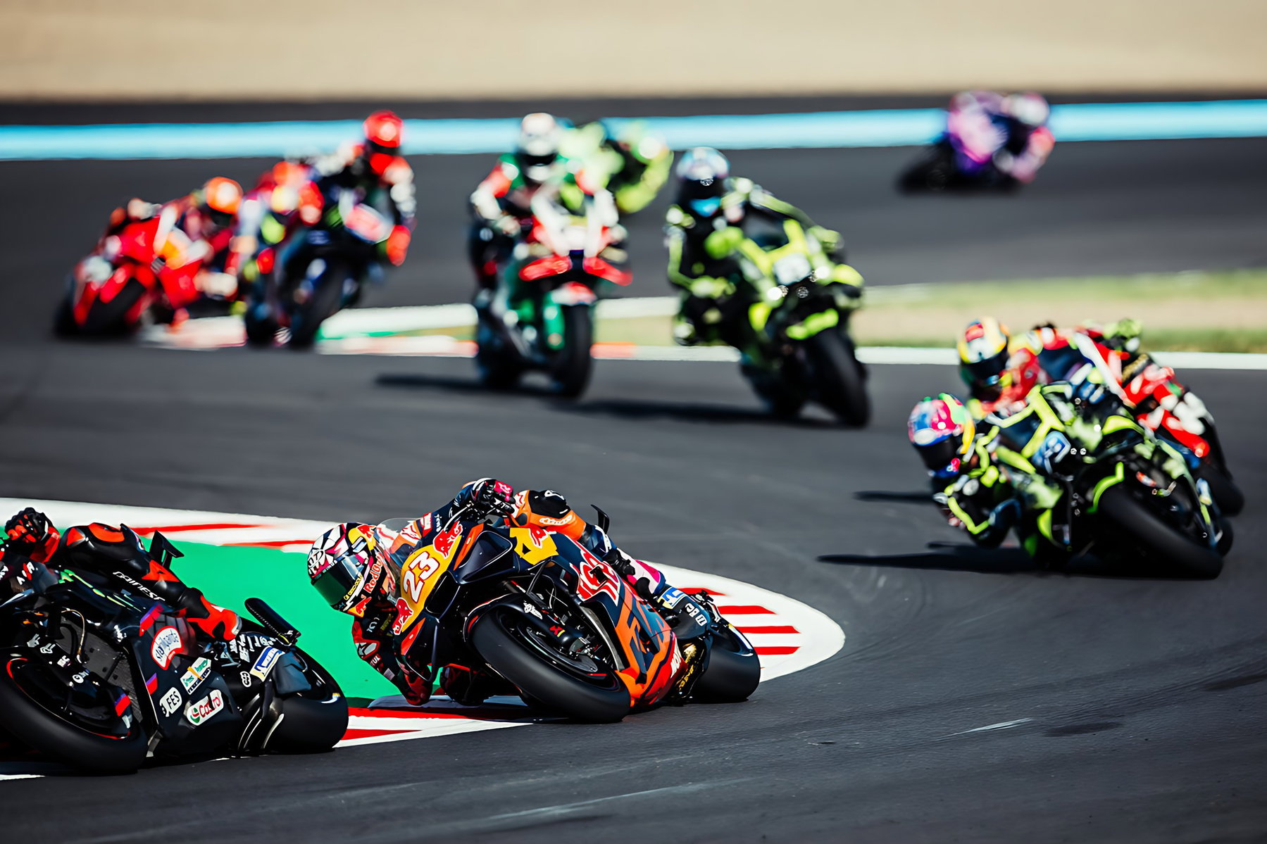 Marquez Wins at Motegi: Martin's Championship Lead Shrinks to Two Points 2 Enea Bastianini in Schräglage auf der KTM RC16 inmitten des Feldes – MotoGP Japan-GP Motegi 2026