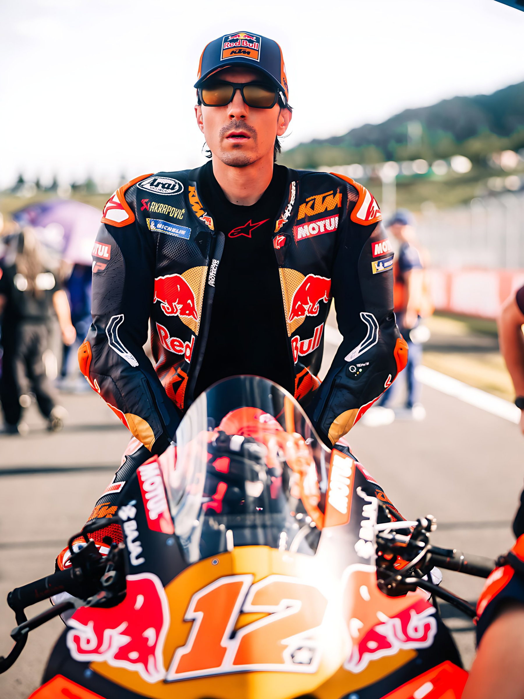 Maverick Viñales hinter seiner KTM RC16 mit der Startnummer 12 in der Startaufstellung – MotoGP Japan-GP Motegi 2026