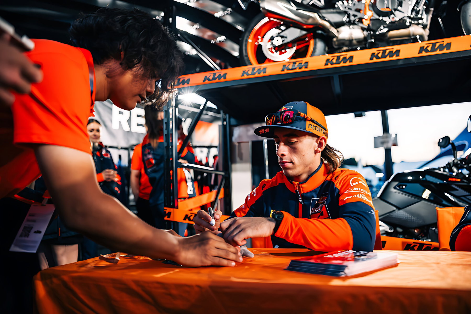 Pedro Acosta schreibt Autogramme am KTM-Stand – MotoGP Japan-GP Motegi 2026