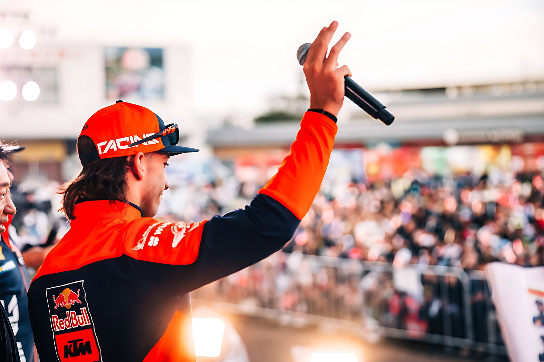 MotoGP Format 2027 Divides the Riders: Why They Have Little Say 6 Pedro Acosta grüßt mit dem Mikrofon die Fans auf der Bühne – MotoGP Japan-GP Motegi 2026
