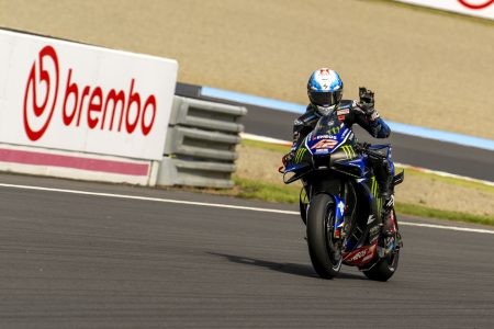 Alex Rins grüßt auf der Yamaha YZR-M1 mit der Startnummer 42 vor der Brembo-Bande – MotoGP Japan-GP Motegi 2026