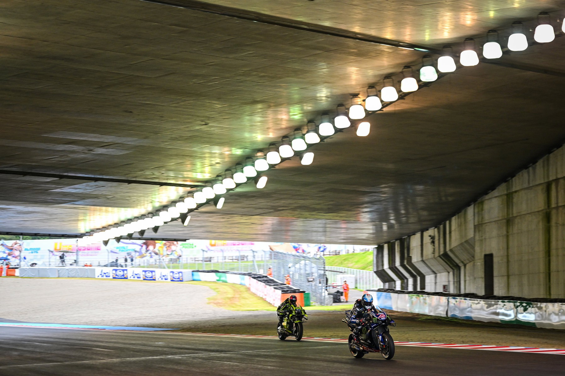 Alex Rins erhält Morddrohungen: Was am Streckenrand wirklich geschah 1 Alex Rins fährt auf der Yamaha durch den Tunnel unter der Strecke von Motegi – MotoGP Japan-GP Motegi 2026