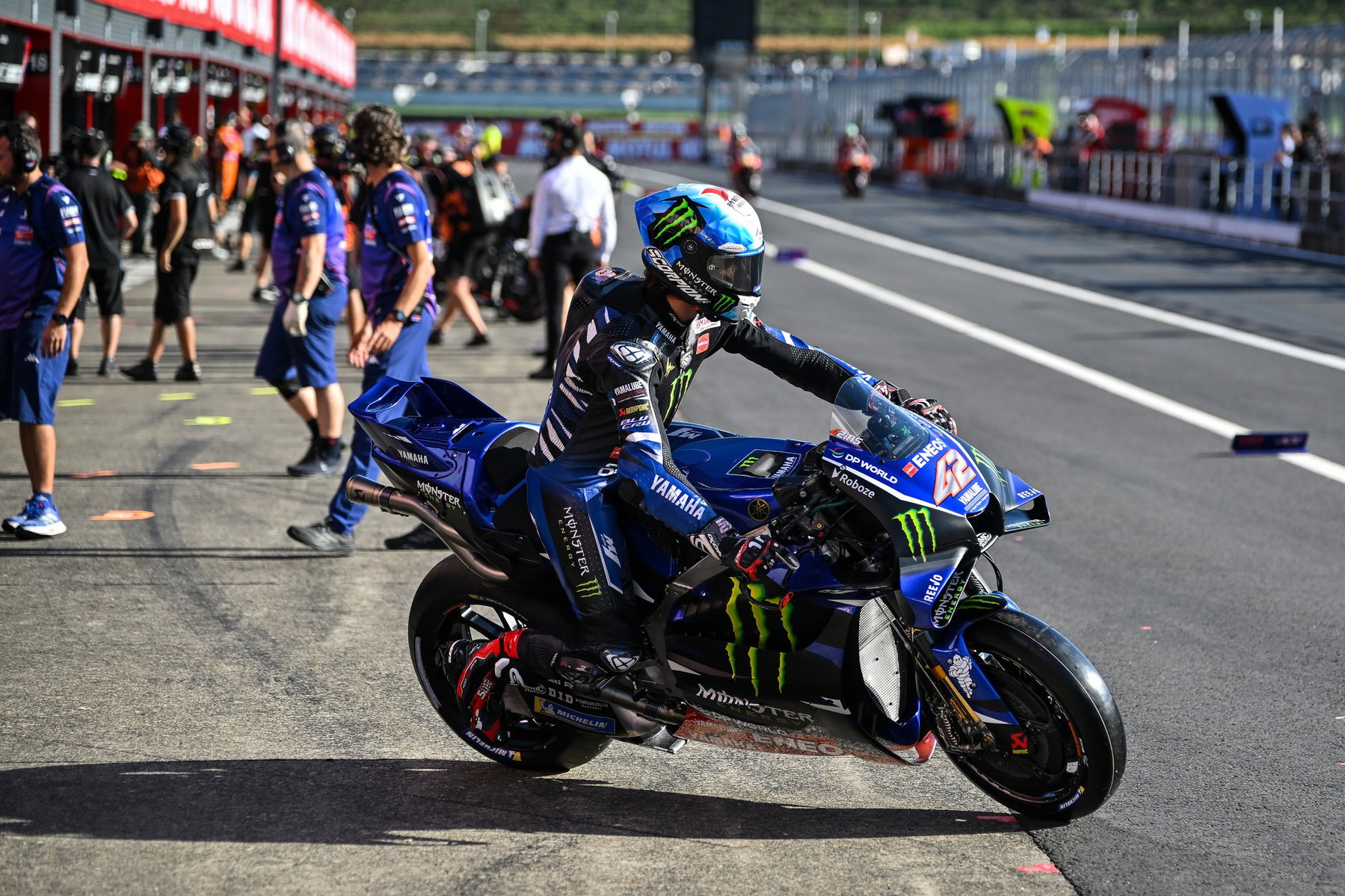 Alex Rins rollt auf der Yamaha YZR-M1 mit Startnummer 42 durch die Boxengasse – MotoGP Japan-GP Motegi 2026