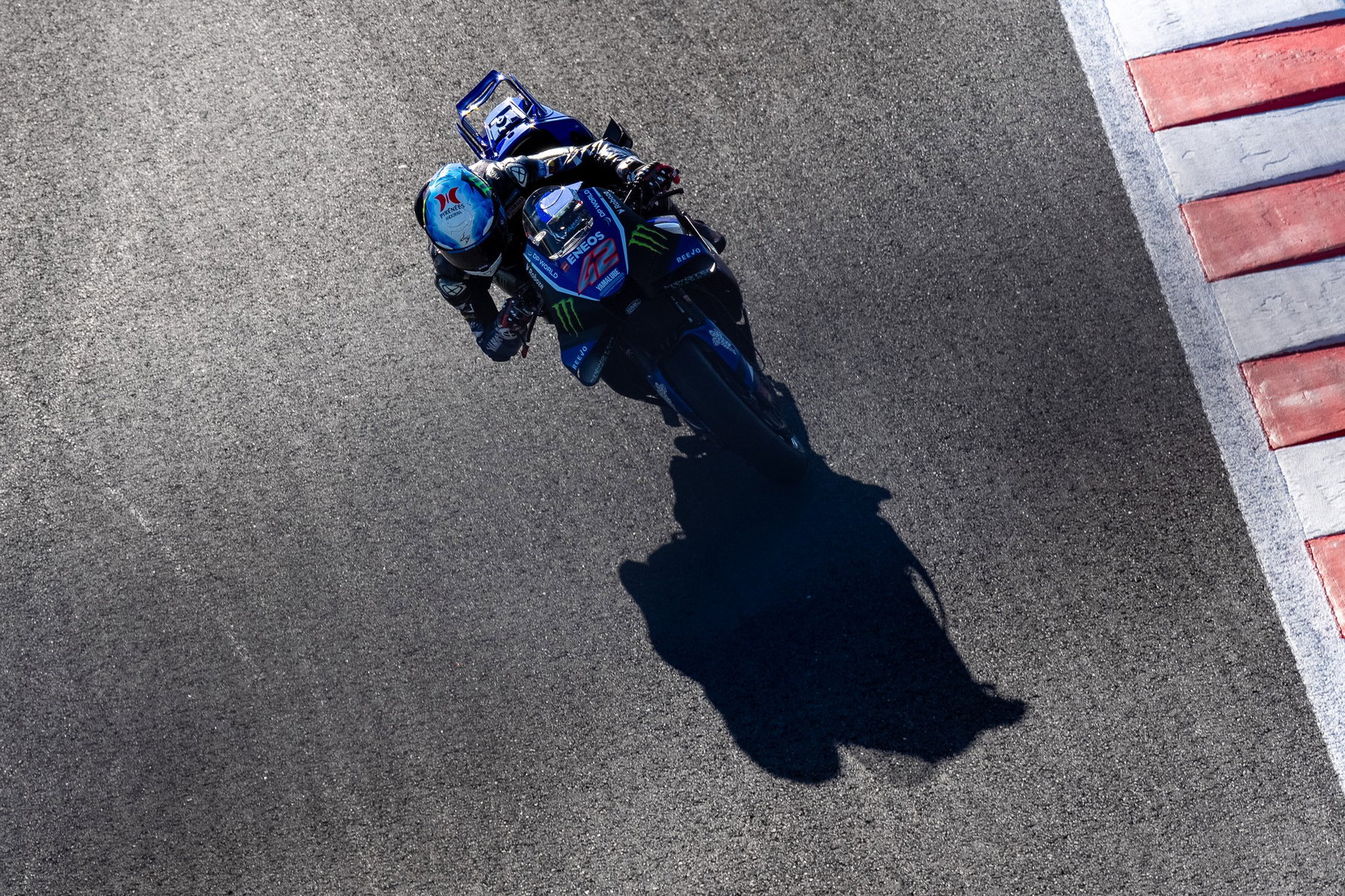 Alex Rins erhält Morddrohungen: Was am Streckenrand wirklich geschah 5 Alex Rins auf der Yamaha YZR-M1 aus der Vogelperspektive mit langem Schatten – MotoGP Japan-GP Motegi 2026