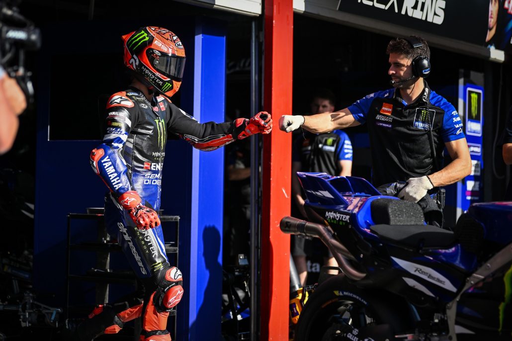 Pavesio zu Liberty: Was Yamaha beim MotoGP-Umbau schützen will 4 Fabio Quartararo beim Faustgruß mit einem Mechaniker vor der Box von Monster Energy Yamaha – MotoGP Japan-GP Motegi 2026