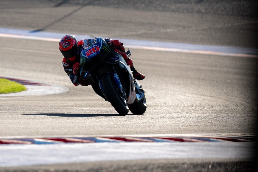 MotoGP Motegi: Martin Stands No Chance, Marquez Sends a Lookalike to the Kart Race 3 Fabio Quartararo in Schräglage auf der Yamaha YZR-M1 im Gegenlicht – MotoGP Japan-GP Motegi 2026