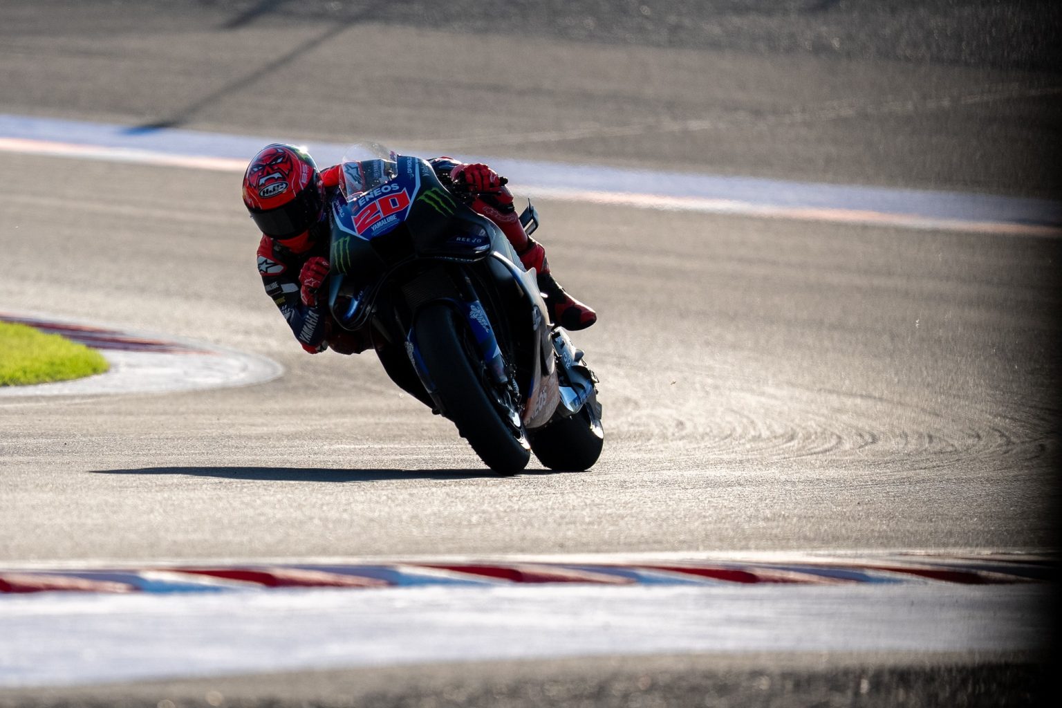 Yamaha V4 nach einem Jahr: Warum die M1 auf den Geraden verliert Fabio Quartararo in Schräglage auf der Yamaha YZR-M1 im Gegenlicht – MotoGP Japan-GP Motegi 2026