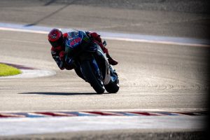 Fabio Quartararo in Schräglage auf der Yamaha YZR-M1 im Gegenlicht – MotoGP Japan-GP Motegi 2026
