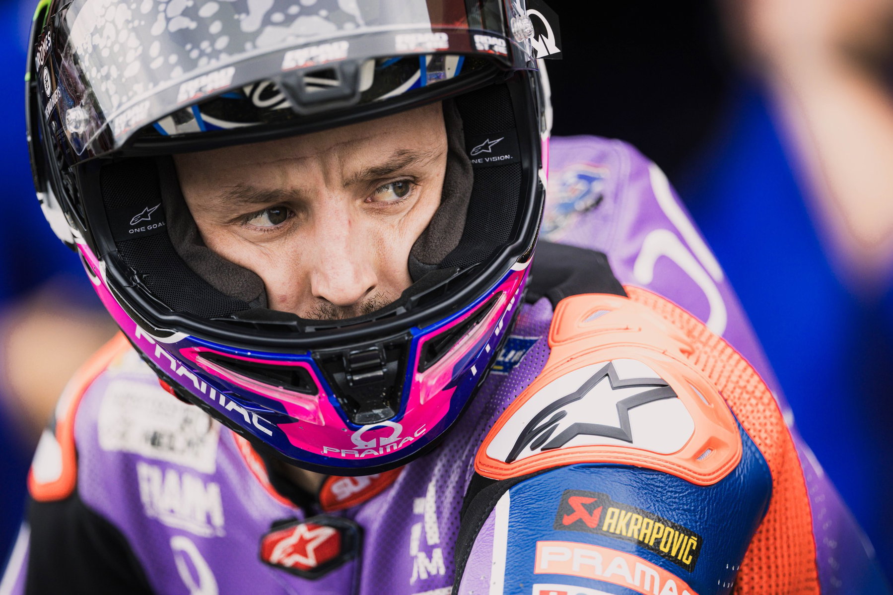 Jack Miller mit geöffnetem Helm in der Nahaufnahme in der Box von Prima Pramac Yamaha – MotoGP Japan-GP Motegi 2026