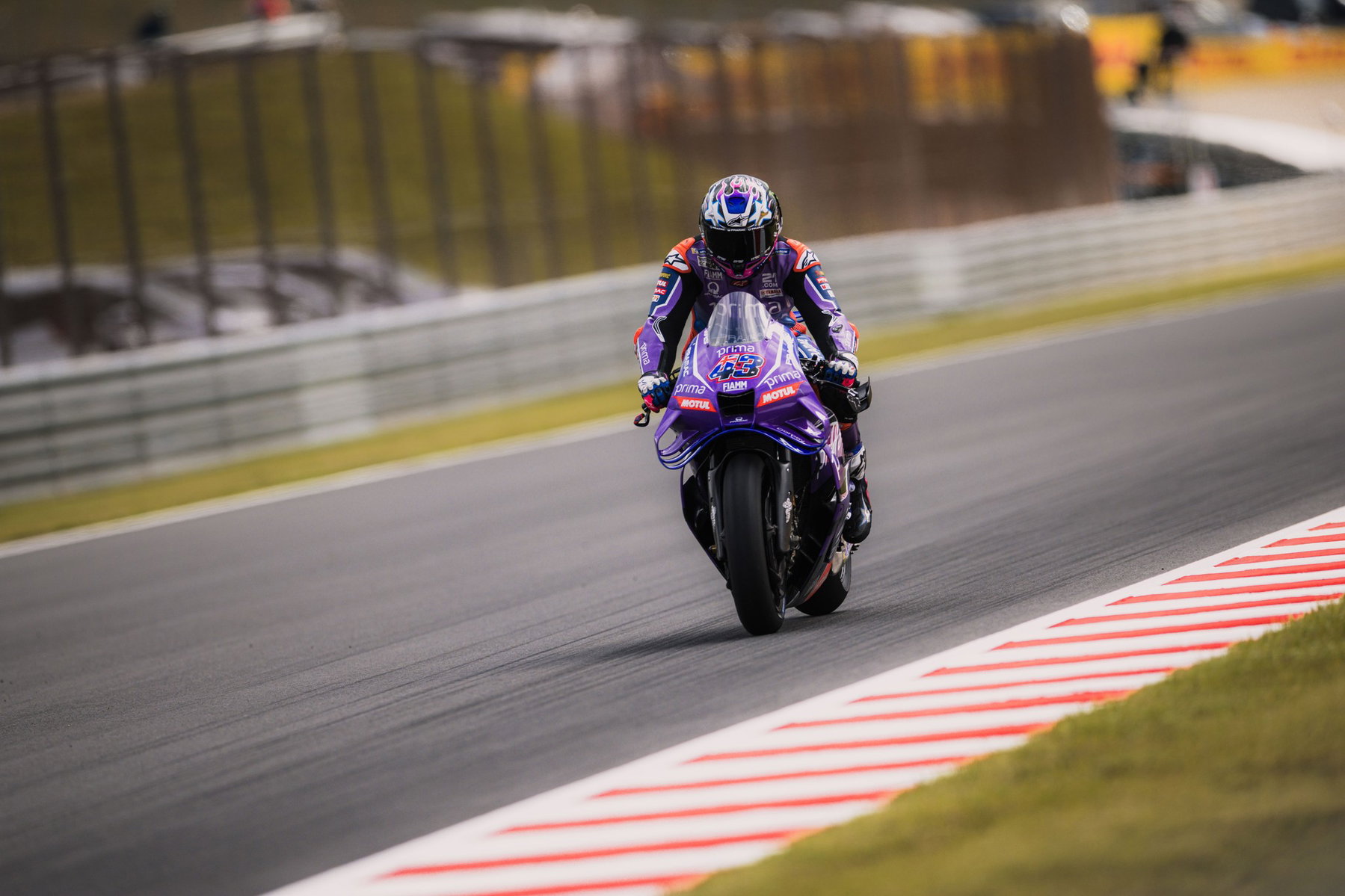 Marquez Wins at Motegi: Martin's Championship Lead Shrinks to Two Points 3 Jack Miller in der Frontansicht auf der lila Yamaha YZR-M1 mit Startnummer 43 – MotoGP Japan-GP Motegi 2026