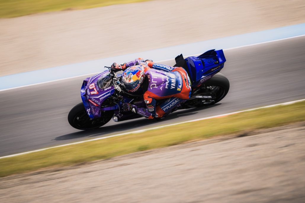 MotoGP Motegi: Martin Stands No Chance, Marquez Sends a Lookalike to the Kart Race 4 Toprak Razgatlıoğlu in Schräglage auf der Yamaha YZR-M1 von Prima Pramac – MotoGP Japan-GP Motegi 2026