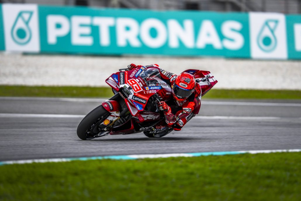 Marc Marquez auf der Ducati in Schräglage vor der Petronas-Bande – MotoGP Malaysia GP Sepang 2026, Training
