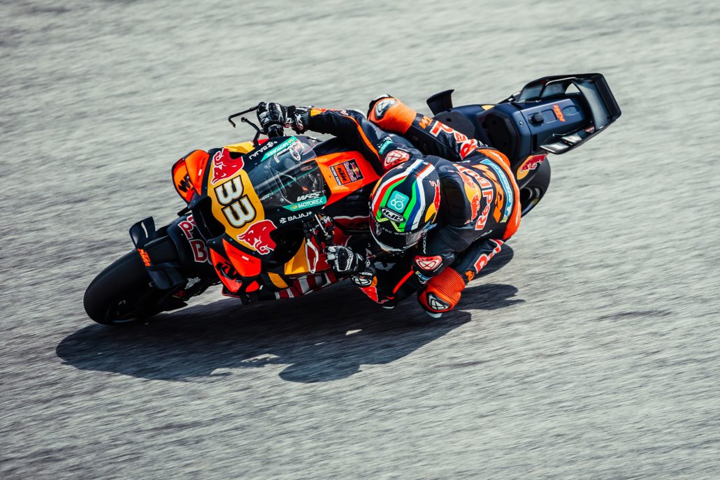 Brad Binder in tiefer Schräglage auf der KTM RC16 – MotoGP Malaysia GP Sepang 2026, Samstag