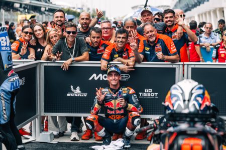 Pedro Acosta hockt im Parc fermé vor jubelnden Red-Bull-KTM-Teammitgliedern – MotoGP Malaysia GP Sepang 2026, Samstag