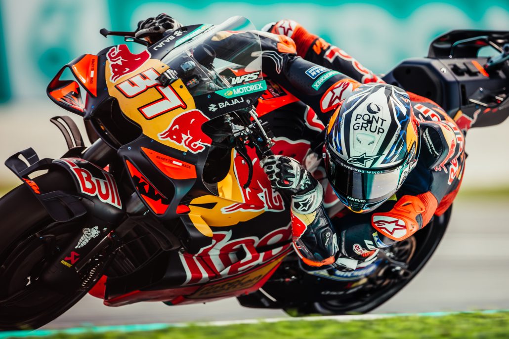 Pedro Acosta in tiefer Schräglage auf der KTM RC16, Nahaufnahme – MotoGP Malaysia GP Sepang 2026, Samstag