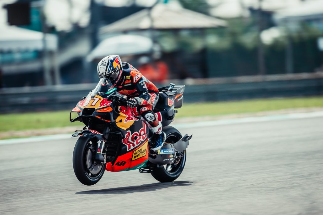 Pedro Acosta auf der KTM RC16 beim Beschleunigen auf der Strecke – MotoGP Malaysia GP Sepang 2026, Samstag