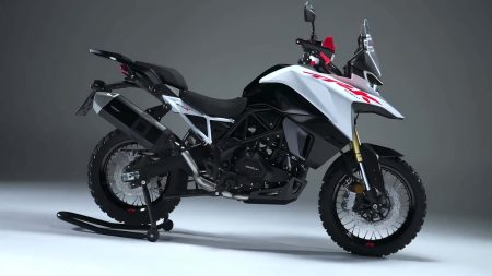 Benelli TRK 602 X 2026 – Seitenansicht rechts in Weiß-Schwarz mit roten Akzenten vor hellem Studiohintergrund