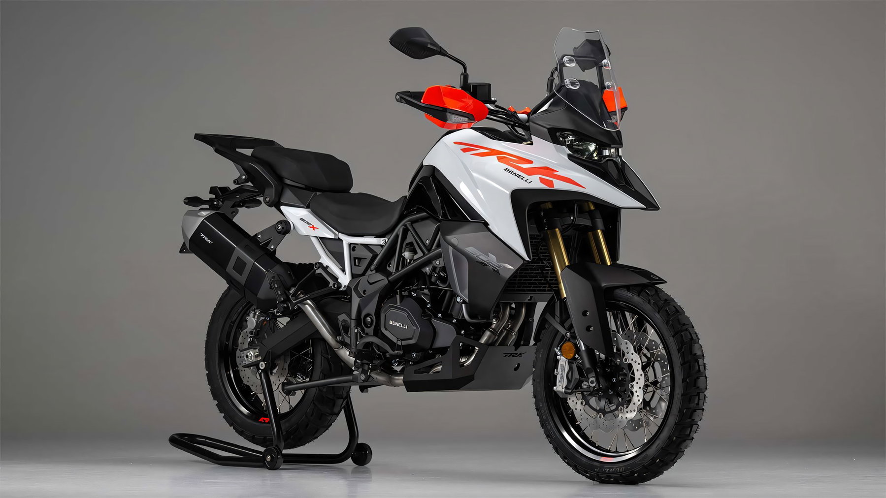 Benelli TRK 552X launches in India: Europe gets the TRK 602 X 3 Benelli TRK 602 X 2026 – Dreiviertelansicht von rechts vorne in Weiß-Schwarz auf Montageständer im Studio
